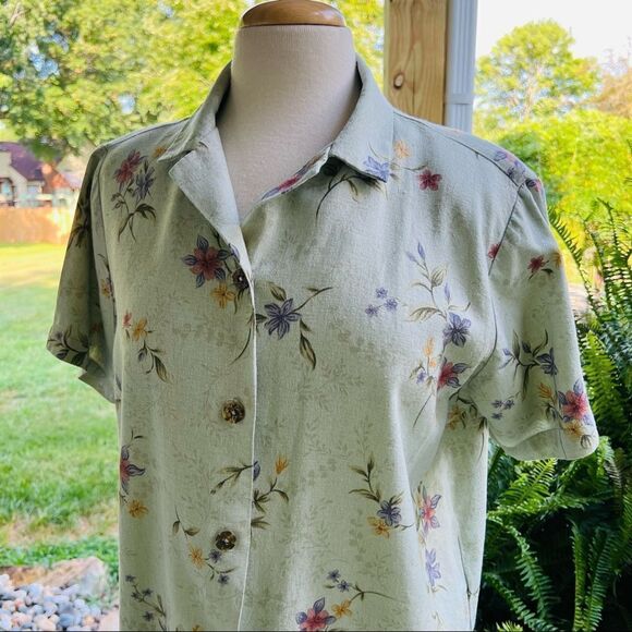 PlUS SIZE Floral Blouse Soft Gray/green Color Short Sleeve size 16 W - Picture 2 of 8